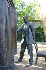 399px-Statue_of_C.S._Lewis,_Belfast