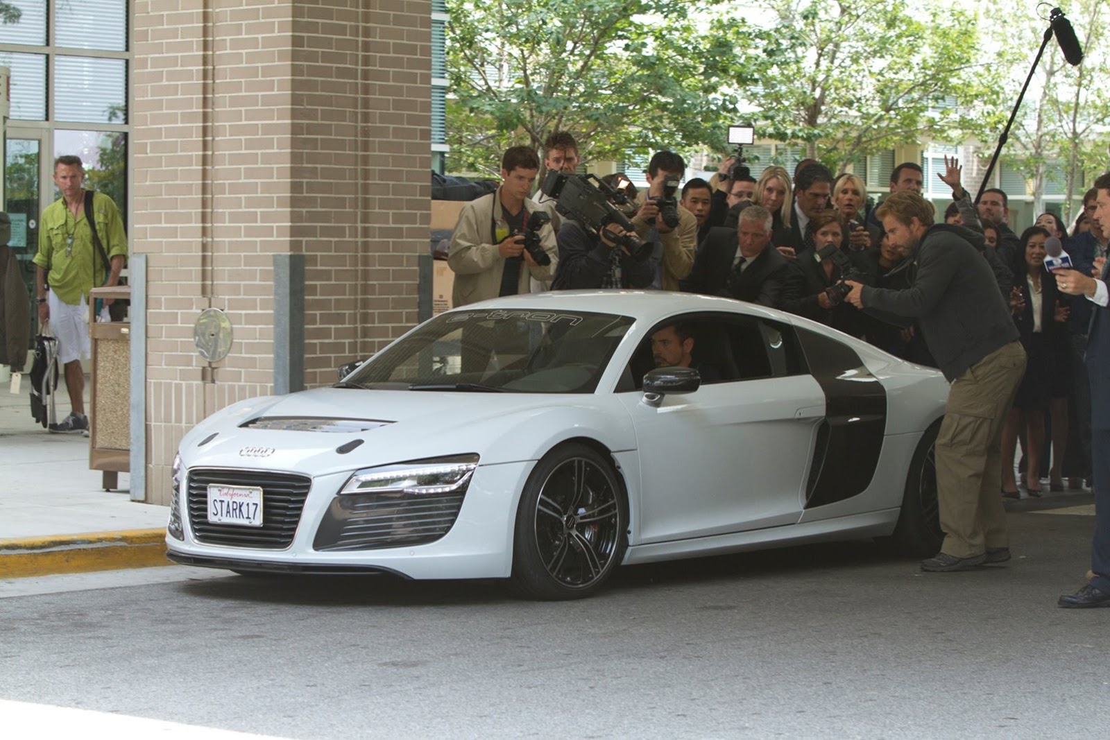 [Audi-R8-e-tron-Iron-Man%255B3%255D.jpg]