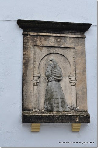 Vejer de la Frontera. Cuadro de la mujer cobijada en fachada de Iglesia de la Merced - DSC_0337