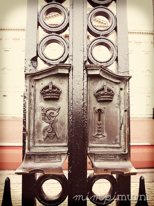 Do you happen to have the keys to Buckingham Palace's gates? Would've been awfully useful when we were there... Do you happen to have the keys to Buckingham Palace's gates? Would've been awfully useful when we were there...