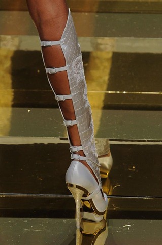 [versace-details-haute-couture-sprg-2012-pfw9%255B6%255D.jpg]