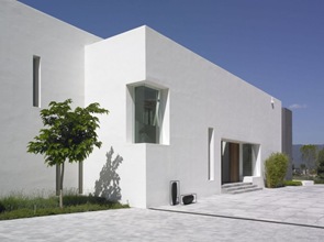 Fachada blanca fachadas de casa moderna Villa en Andalucía por McLean Quinlan Arquitectos