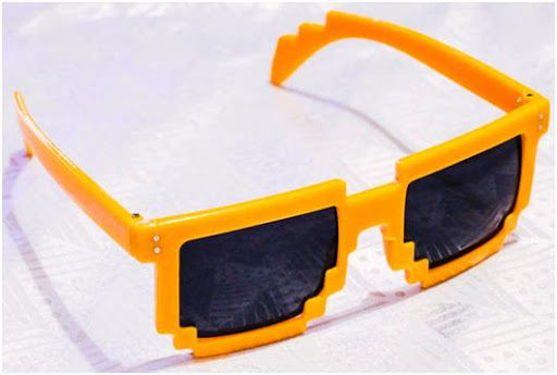 montura de gafas en cama amarilla