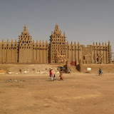 La mosquée de Djenné, classée au patrimoine mondial de lUNESCO. Cets la plus grande mosquée en banco (mélange de terre, paille et huile de karité) au monde. Elle est recrépie tous les ans