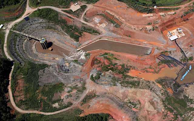 Aerial view of SABESP machinery, right, working next to pumps from the Jaguari dam station, in the S&atilde;o Paulo state water reservoir system, February 2015. Photo: Reuters