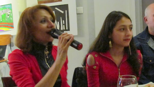 Olya s mikrofonom.jpg