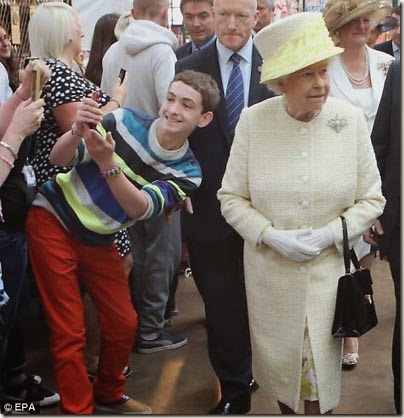 Selfie ragazzo con regina Elisabetta