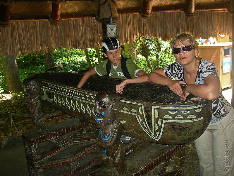 27. Aloha Polynesia. Порт Авентура. Port Aventura. Salou. Costa Dorada. Spain. А вот и оригинал Tutuki Splash. Выход через сувенирную лавку. 27. Aloha Polynesia. Порт Авентура. Port Aventura. Salou. Costa Dorada. Spain. А вот и оригинал Tutuki Splash. Выход через сувенирную лавку.