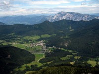 Rateče s Tromejo in Dobračem v ozadju Rateče s Tromejo in Dobračem v ozadju