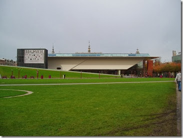 Amsterdam. Museumplein. Museo Stedelijk - PB110700