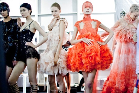 alexander-mcqueen-rtw-ss2012-candids-01_112331104056.jpg_carousel_parties
