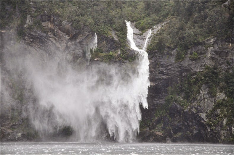 milford-sound-waterfalls-3 milford-sound-waterfalls-3