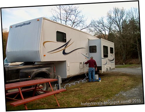 Jerry sets up at our spot in Raccoon Valley Escapees Park, Jan 2004.