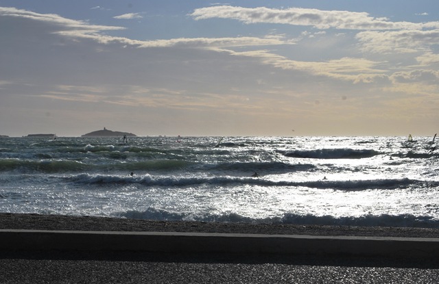 [Surfers%2520at%2520Six-Fours-les-Plages%255B3%255D.jpg]