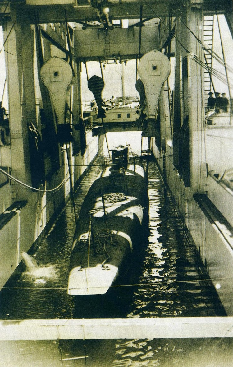 Un submarino de la clase A elevado por las potentes cabrias del KANGURO. Del libro HOMBRES Y BARCOS. LA FOTOGRAFIA DE LA MARINA ESPAÑOLA EN EL MUSEO NAVAL. (1850-1935).JPG