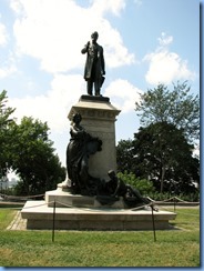 6190 Ottawa - Parliament Buildings grounds - statue of Alexander Mackenzie