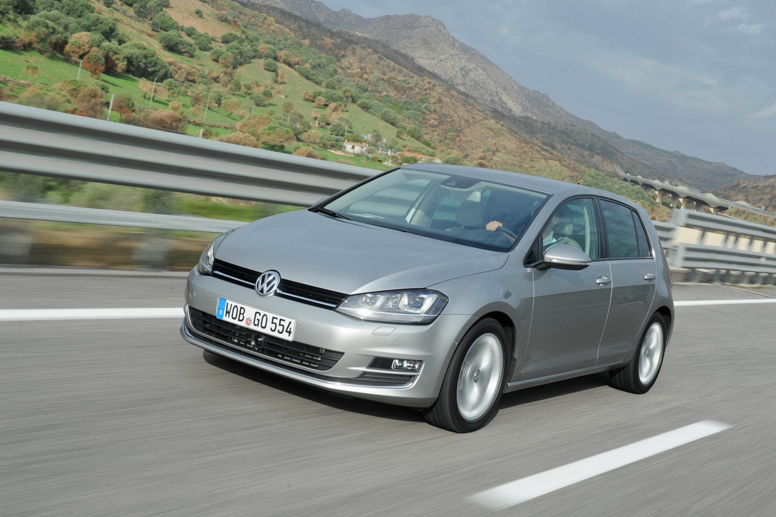 2013-Volkswagen-Golf-24[2].jpg