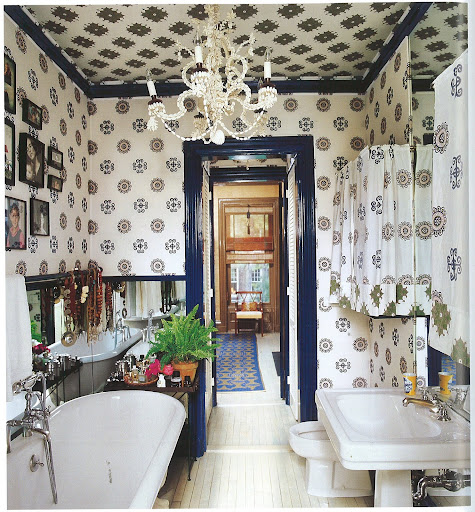 The mirror around the bathtub is ge-ni-ous!