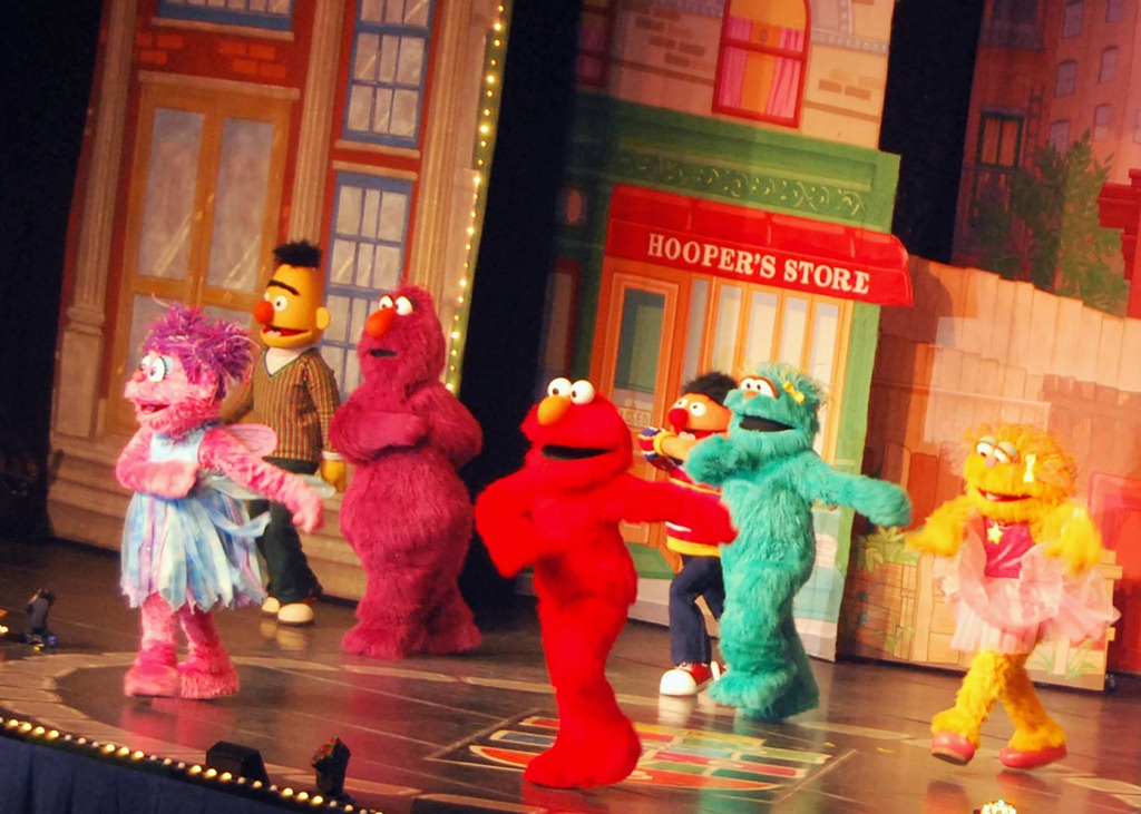 [Elmo-live-1-3-125.jpg]