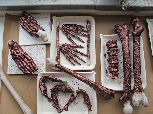 Here are the other bones I glittered to use in some arrangements. Love the spindly little feet and hands.