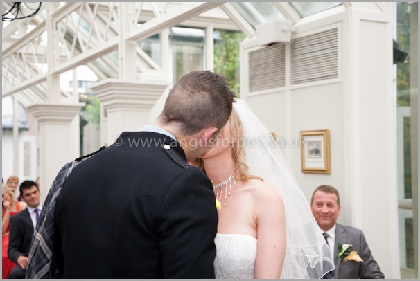 the first kiss at the dundee wedding