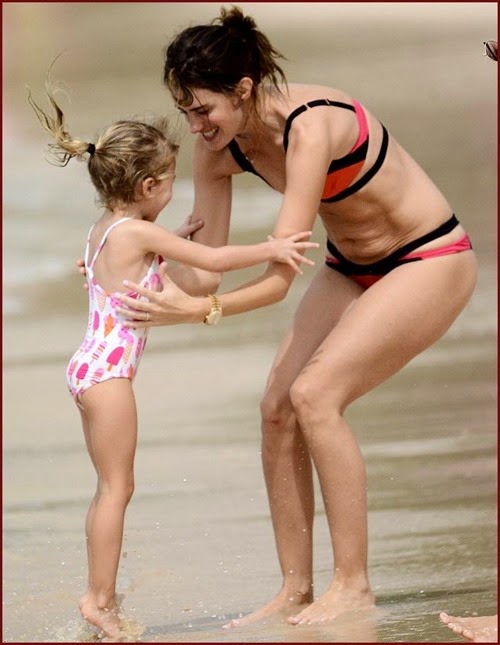 #MarkWahlberg Flashes Butt On Barbados Beach With Wife # ... Mark Wahlberg
