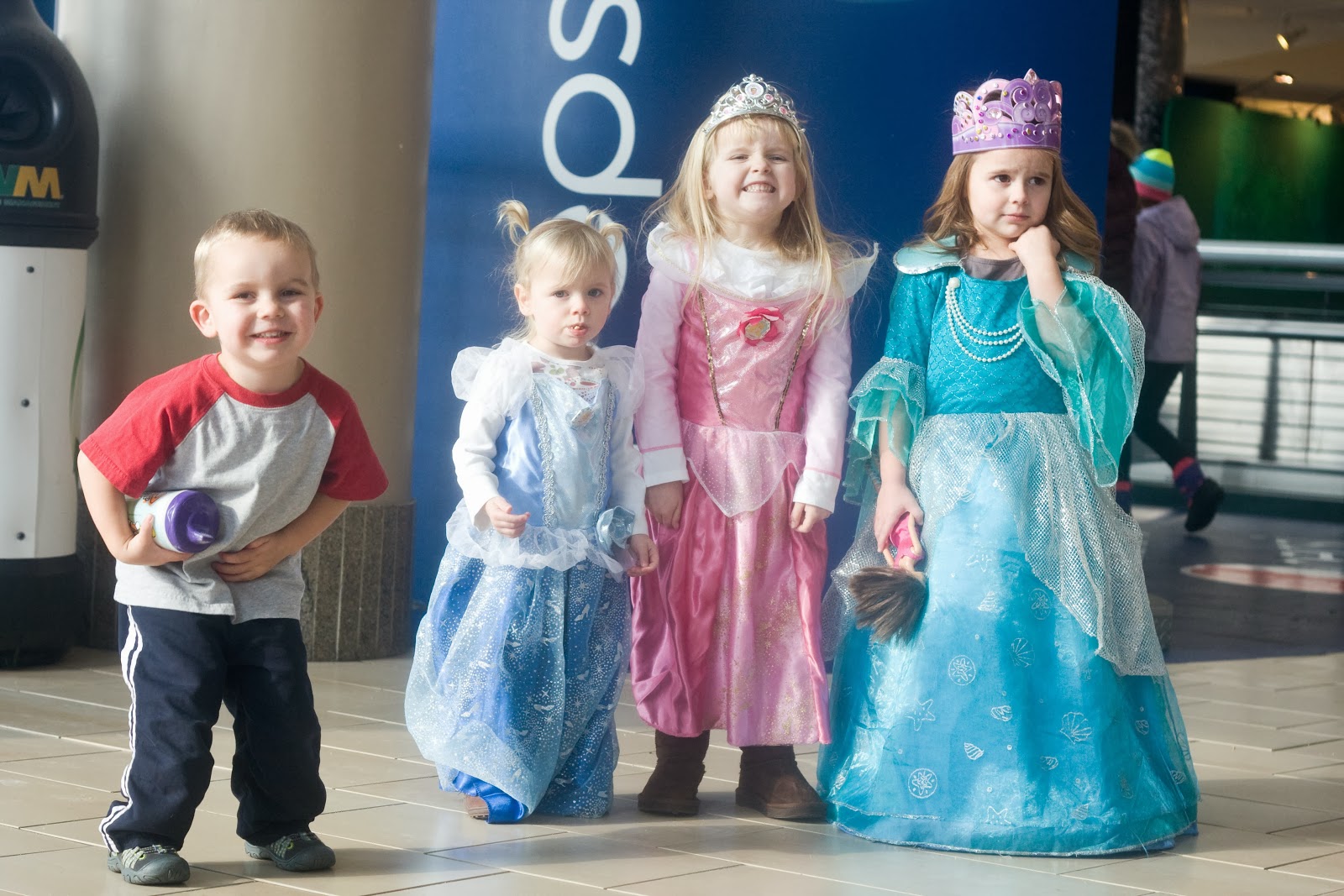 [12.7.13%2520disney%2520on%2520ice%2520jacob%2520emma%2520lily%2520tess%25202%255B6%255D.jpg]