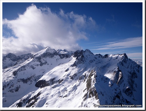 Canal Central SO 200m 50º con esquis (Pico de la Montañeta 2552m, Benasque, Pirineos) (Isra) 3367