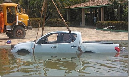 carro na piscina