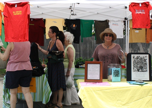 [t-shirt%2520sale%252C%2520rhinebeck%2520farmers%2520market%255B4%255D.jpg]
