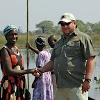 Ein Mitarbeiter von Sunways übergibt ein Mokoro. © Foto: Sunway-Safaris