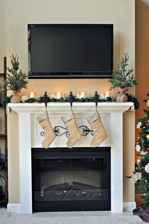 [Decor-and-the-Dog-Holiday-Mantel-201.jpg]