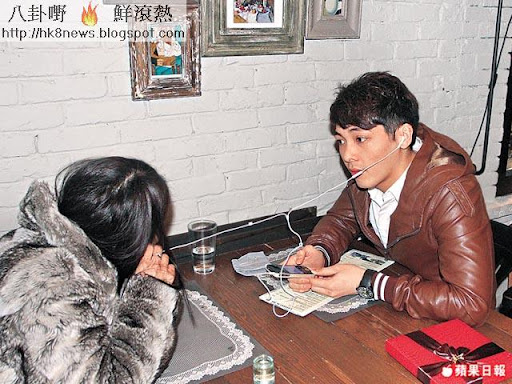 《情牽一線》<br/>羅孝勇昨日與落選亞姐羅昊昕撐枱腳，二人更一個耳筒兩份戴。