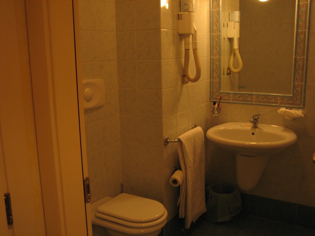 [Hotel%2520Laura%2520Room%2520404%2520-%2520Bathroom%252002%255B4%255D.jpg]