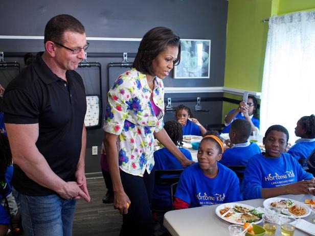 [RI0313_Robert-Irvine-Michelle-Obama-and-Kids_s4x3_lg%255B3%255D.jpg]