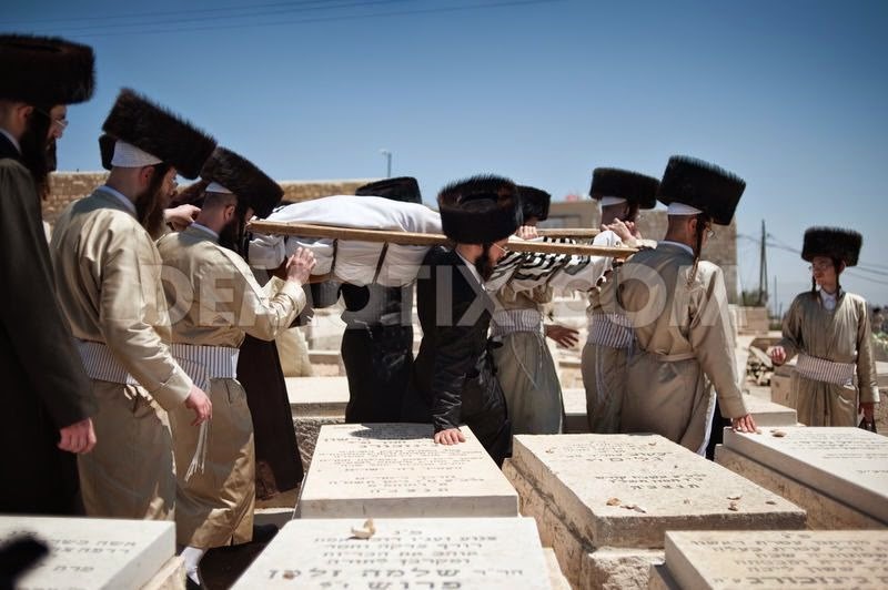 [1397824439-ultraorthodox-jewish-funeral-held-in-jerusalem_4500291%255B2%255D.jpg]