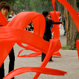 Beijing - Tourbillon de rubans rouges dans le parc du Temple du Ciel