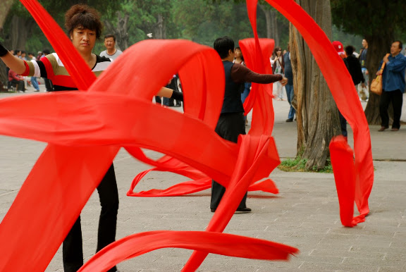 Beijing - Tourbillon de rubans rouges dans le parc du Temple du Ciel