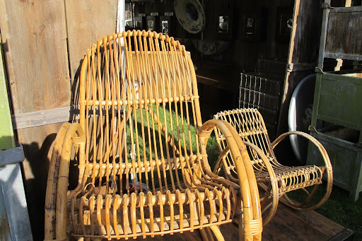 These matching rocking chairs are amazing.
