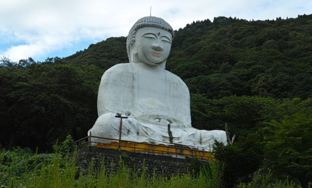 ななめから白馬大仏