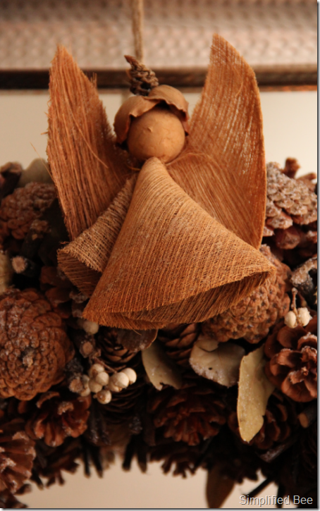 christmas_mantel_pinecone_wreath