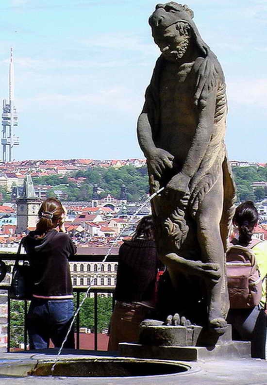 Tribute-To-Peeing-Statues-90