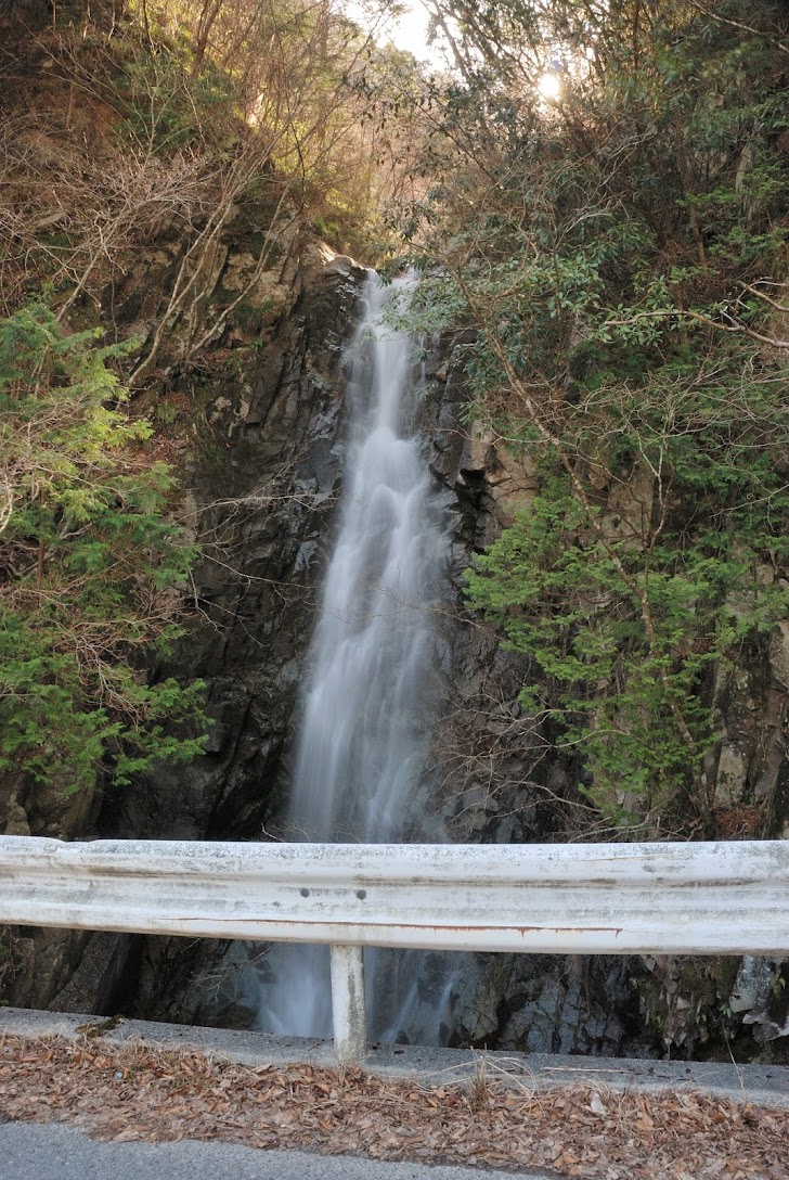 林道横に高時の滝
