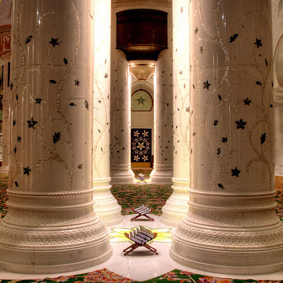 Shiekh zayed mosque. Home of world's largest hand woven carpet ( 6000 sq. meter ) It took 1000 weavers 50 experts , 30 ton of wool and 15 ton cotton to complete this carpet. <br> © Usman Ahmed<br> 2180870829.jpg