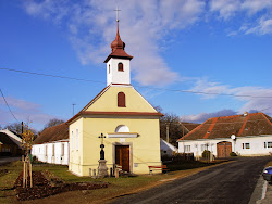 Ve středu obce Jiratice se nachází kaple sv. Floriána z roku 1865