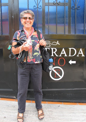 Debra in black, NO ENTRADA