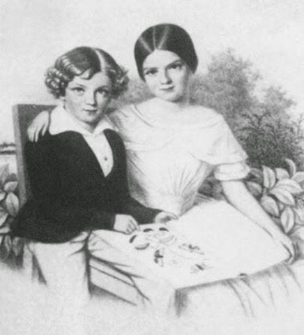 La pequeña Sisí con su hermano favorito, Carlos Teodoro («Gackel») La pequeña Sisí con su hermano favorito, Carlos Teodoro («Gackel»)