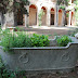 Detall d'una jardinera amb forma de banyera