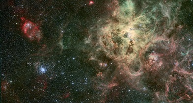 o aglomerado NGC 2100 próximo da nebulosa Tarântula