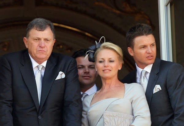 Los padres de Charlene Wittstock, Michael y Lynette, y sus hermanos Sean y Gareth posan en el balcón Los padres de Charlene Wittstock, Michael y Lynette, y sus hermanos Sean y Gareth posan en el balcón